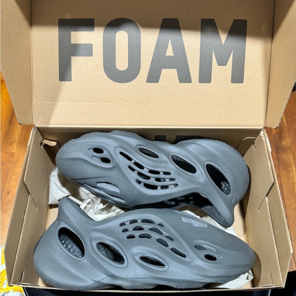 Yeezy Foam Runner “Carbon” - Picture 8 of 10